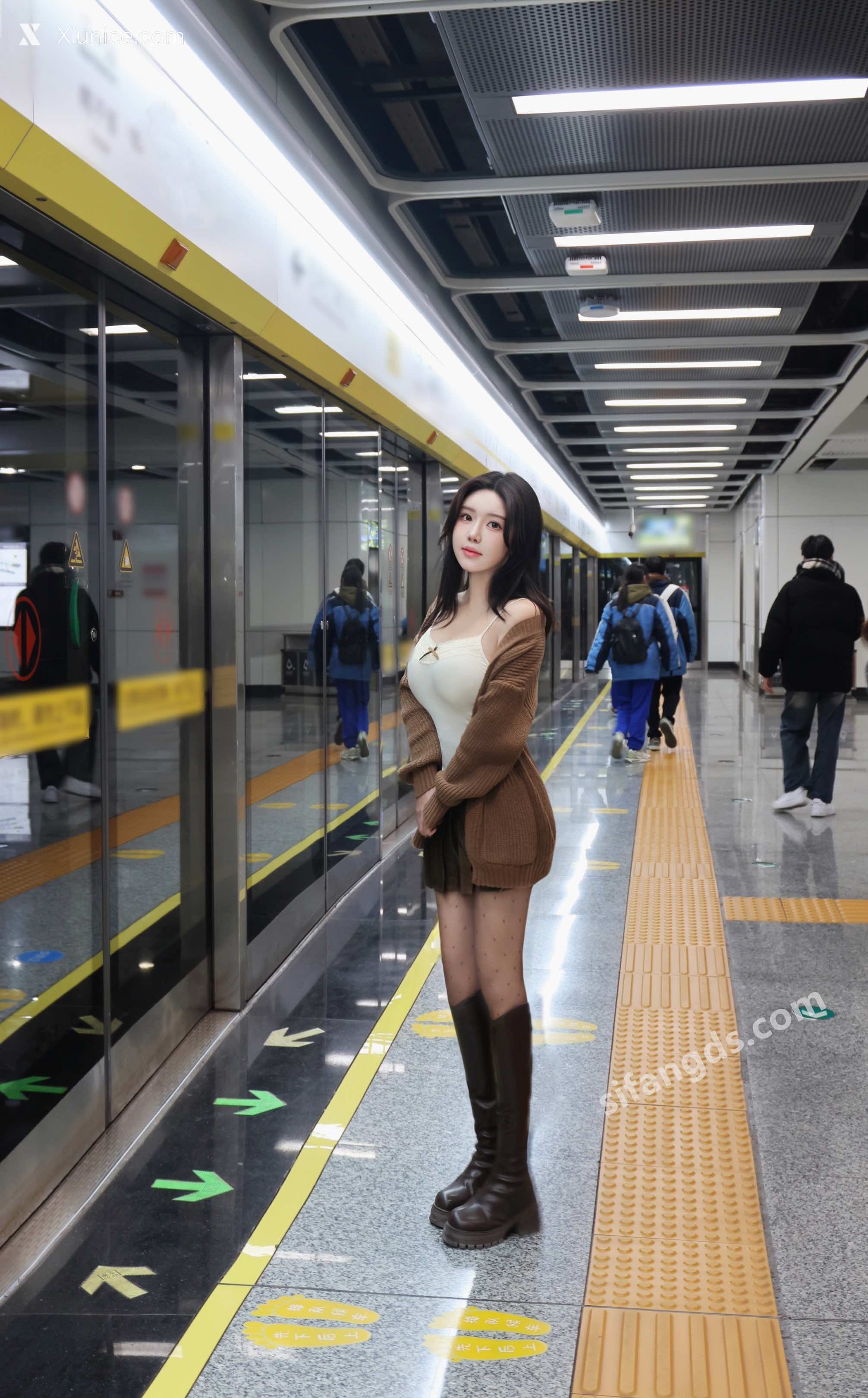 Xiuren Uncensored – 小薯条nienie – R18 秀人网模特 25年首秀 地铁站露出 93P 4K 第6张图
