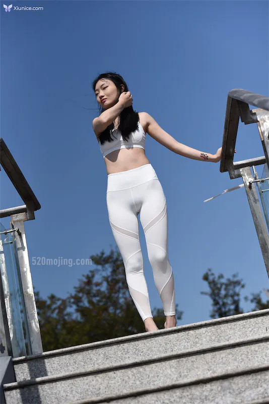 精选街拍作品 4K No.0048 白色紧身运动裤模拍美女图集 187P 第1张图